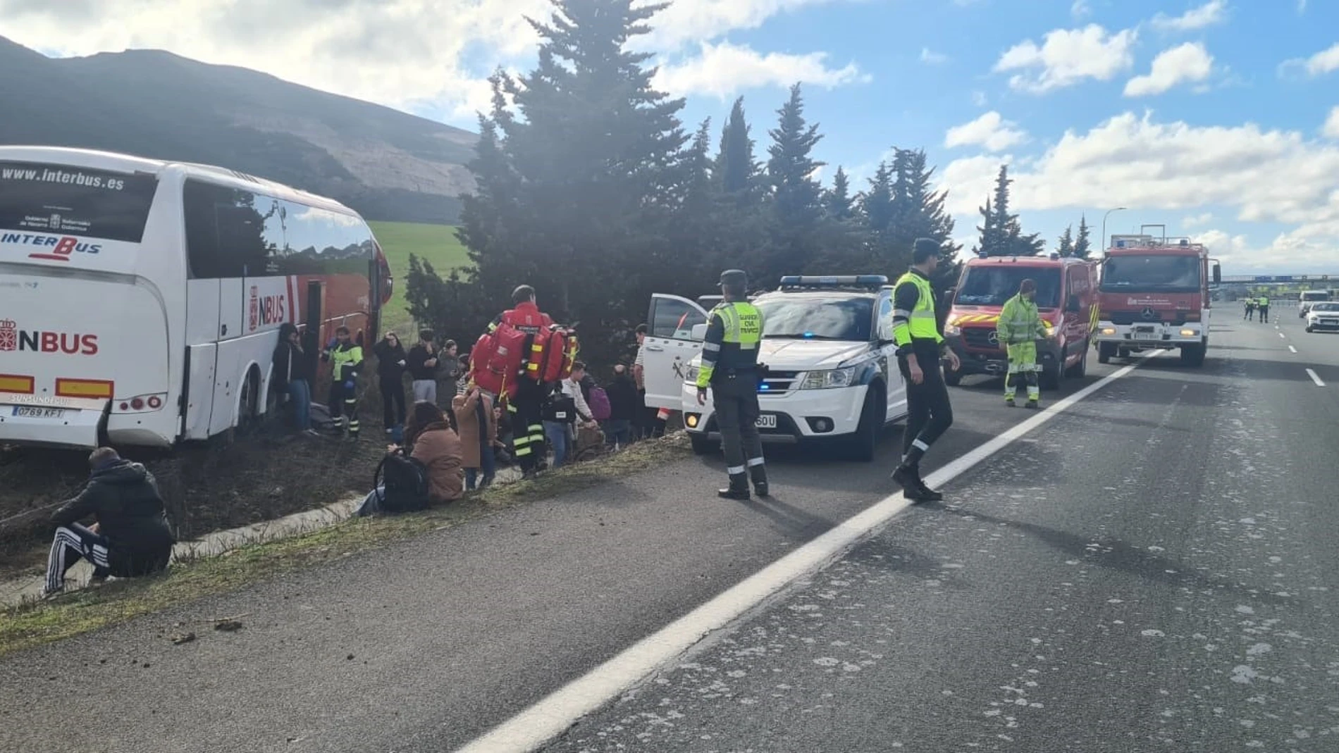 Autobús accidentado este lunes en la AP-15, en sentido a Tudela, en el que el conductor, un hombre de 50 años vecino de Zaragoza ha resultado herido con pronóstico reservado. Además hay doce heridos leves que también han sido evacuados. REMITIDA / HANDOUT por Guardia Civil Fotografía remitida a medios de comunicación exclusivamente para ilustrar la noticia a la que hace referencia la imagen, y citando la procedencia de la imagen en la firma 03/02/2025