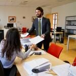  El portavoz de Vox en las Cortes de Castilla y León, Juan García-Gallardo, presenta su dimisión en el registro de las Cortes regionales