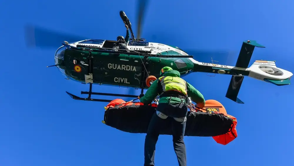 Miembros del Greim de la Guardia Civil durante un rescate en la montaña