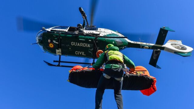 Miembros del Greim de la Guardia Civil durante un rescate en la montaña leonesa