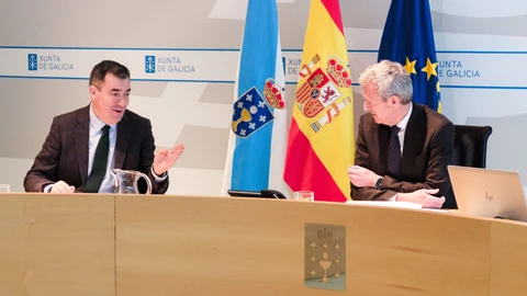 El conselleiro de Educación, Ciencia, Universidades y FP, Román Rodríguez, hoy, con el presidente de la Xunta.
