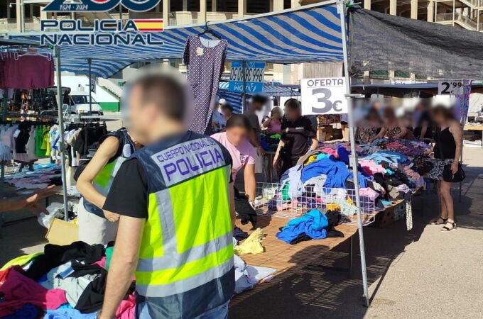 Policía en el puesto de mercadillo de Elche