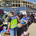 Policía en el puesto de mercadillo de Elche