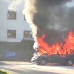 Arde un coche a la altura del hospital Vithas Universitario de Arturo Soria