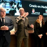 Alejandro Vázquez y Rocío Lucas junto al rector José Miguel García