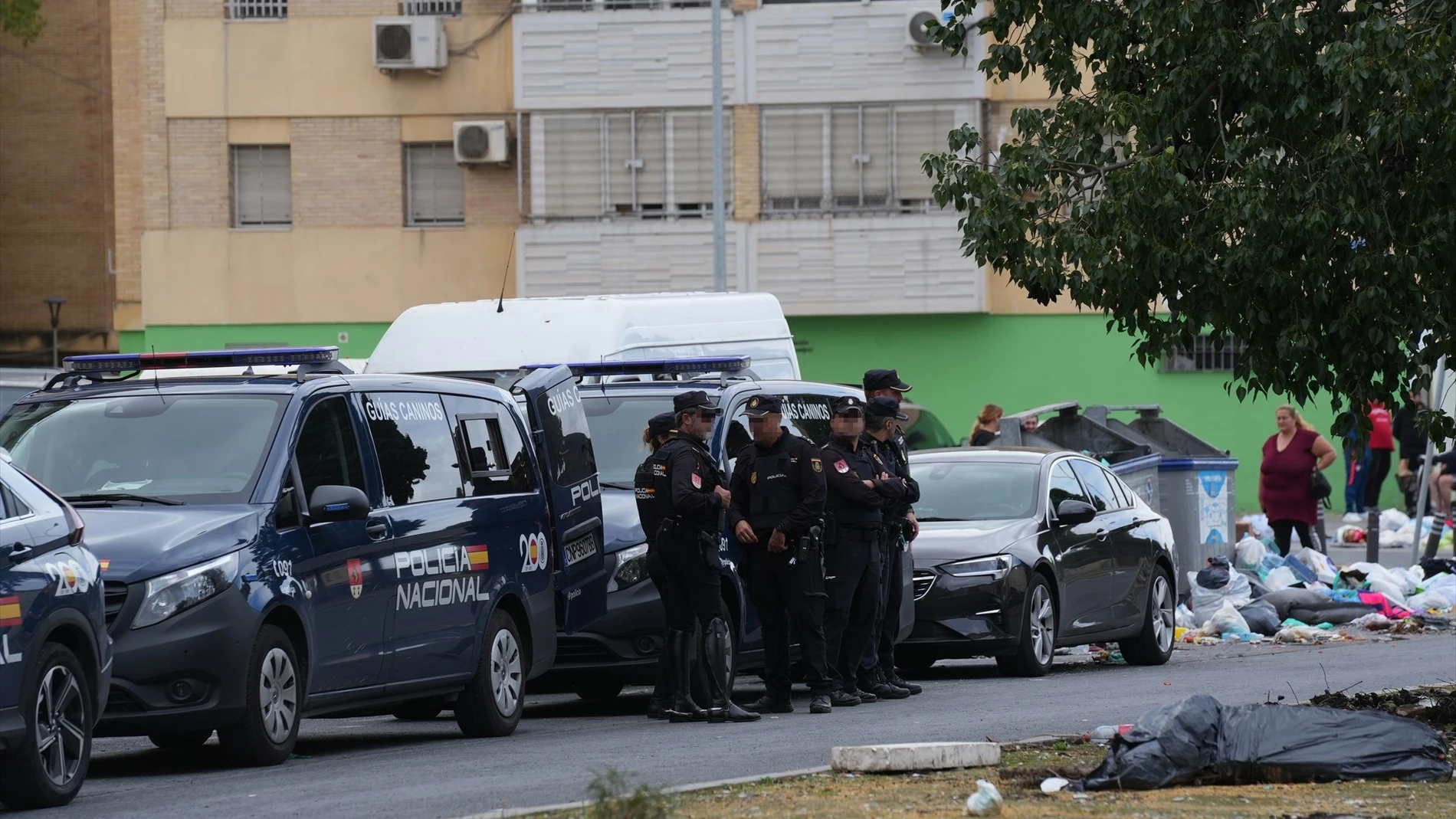 Efectivos de la Policía Nacional desplegados en el Polígono Sur
