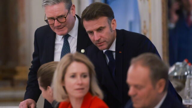 El "premier" británico Keir Starmer, junto a Emmanuel Macron y otros líderes europeos, en Bruselas