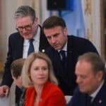 El "premier" británico Keir Starmer, junto a Emmanuel Macron y otros líderes europeos, en Bruselas