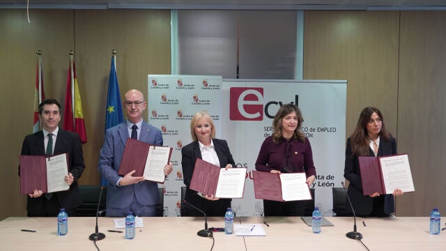 La consejera Leticia García firma el acuerdo con Nuria González, José Miguel García, Federico Bueno y Rebeca San José