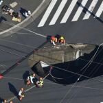 El socavón en una calle japonesa