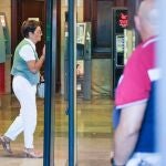 La exalcaldesa de Burguillos Mariana Pérez al entrar en la Audiencia de Sevilla para el juicio