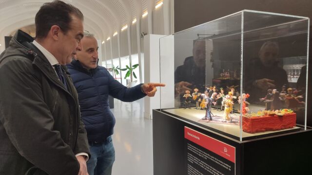Una de las vitrinas de la exposición de la historia de la música hecha con figuras de plastilina
