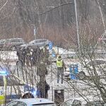 Coches de policía a las afueras de la escuela de adultos en Orebro, en Suecia