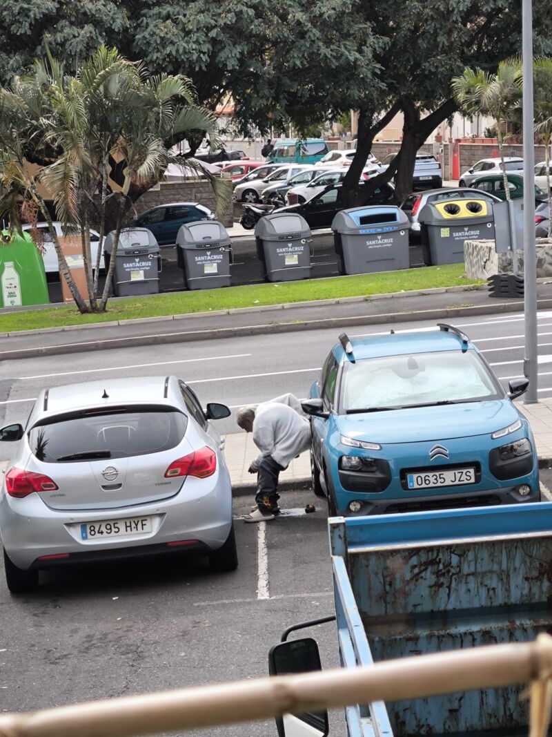 Una persona defecando en mitad de la calle