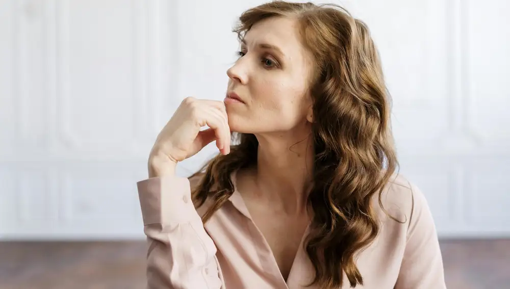 ¿Qué significa hablar siempre contigo mismo? La psicología lo explica