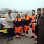 Suárez-Quiñones e Irene Cortés junto a varios voluntarios de Protección Civil tras hacer entrega de los nuevos vehículos