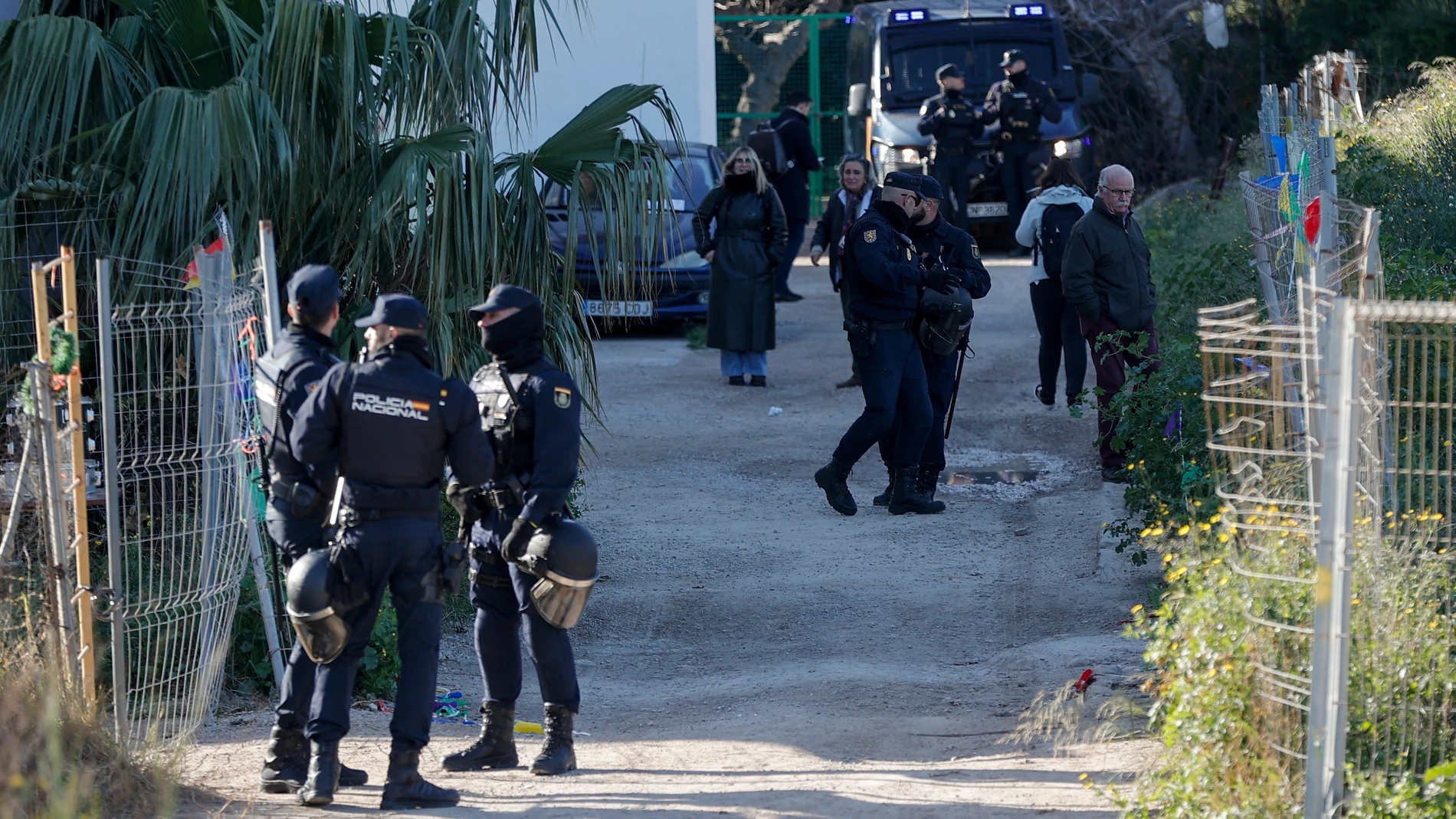 GRAFCVA5193. VALENCIA, 04/02/2025.- Agentes de la Policía Nacional durante el desalojo este martes de una alquería okupada en el barrio de Benimaclet, ubicada dentro del Plan de Actuación Integrada (PAI), un plan urbanístico que linda con la Ronda Norte de València. EFE/Manuel Bruque