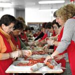 Vecinas de la localidad malagueña preparan productos derivados de la matanza del cerdo para repartirlos durante la festividad