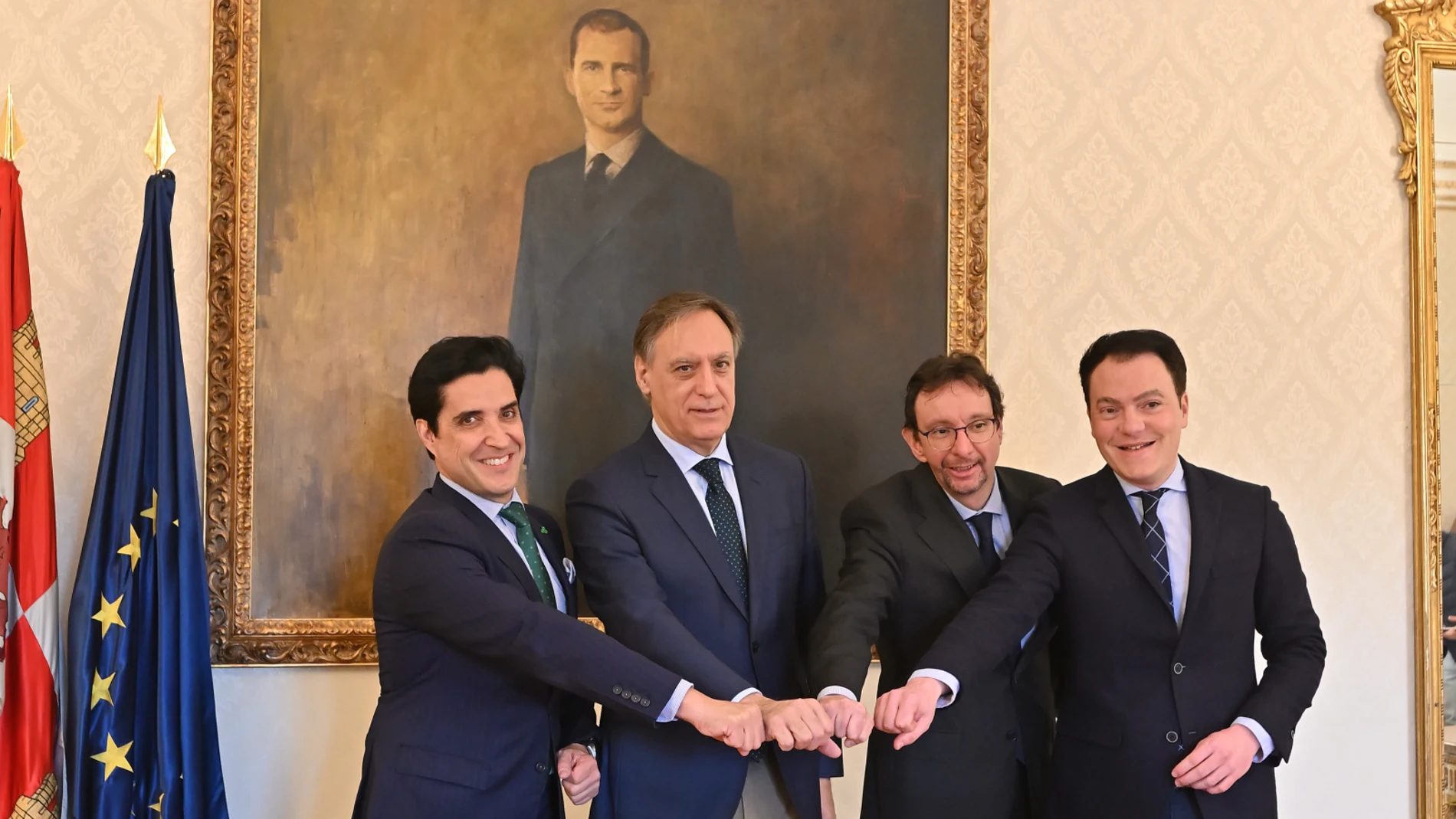 El alcalde de Salamanca, Carlos García Carbayo, tras firmar el acuerdo con Luis Rodríguez, de la FGUSAL, y Emilio Corchado. CEO de Startup Olé