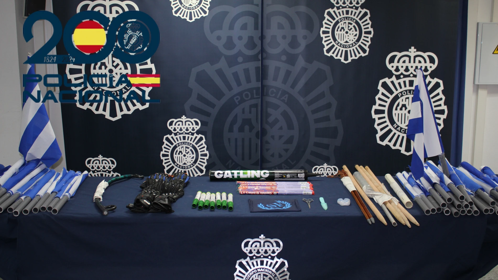 Objetos incautados a los ultras del Betis y el Alavés. REMITIDA / HANDOUT por POLICÍA NACIONAL DE SEVILLA Fotografía remitida a medios de comunicación exclusivamente para ilustrar la noticia a la que hace referencia la imagen, y citando la procedencia de la imagen en la firma 04/02/2025