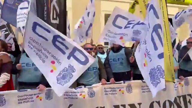 Policías se concentran frente al Ministerio del Interior al grito de "Marlaska dimisión" para exigir mejoras laborales