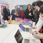 Sanz Merino y Ángeles Armisén visitan el aula móvil del Programa Cyl Digital en Santoyo (Palencia)