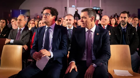 El ministro para la Transformación Digital, Óscar López y el presidente del Gobierno, Pedro Sánchez