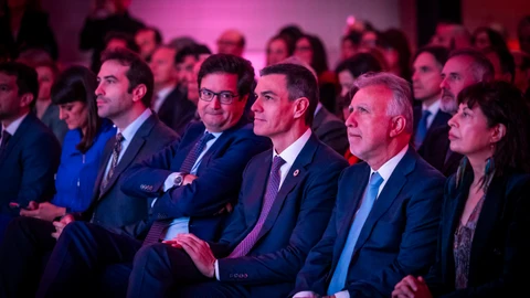 El ministro de Economía, Carlos Cuerpo; el ministro para la Transformación Digital, Óscar López; el presidente del Gobierno, Pedro Sánchez; el ministro de Memoria Democrática y Política Territorial, Ángel Víctor Torres y la ministra de Igualdad, Ana Redondo, durante la clausura del acto de presentación del Observatorio de Derechos Digitales, en el Auditorio Casa del Lector del Matadero de Madrid, a 5 de febrero de 2025, en Madrid (España). El Observatorio de Derechos Digitales es una iniciativa público-privada financiada con fondos europeos NextGeneration, nacido con el propósito de promover y defender los derechos de la ciudadanía en el entorno digital, así como la implementación de la Carta de Derechos Digitales de España.