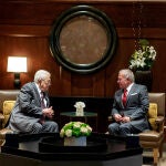 El rey de Jordania, Abdalá II (d), durante una reunión con el presidente de la Autoridad Nacional Palestina (ANP), Mahmud Abas