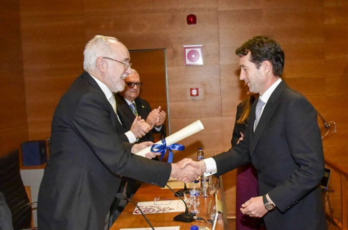 El presidente de Indra, Ángel Escribano, recogiendo el premio