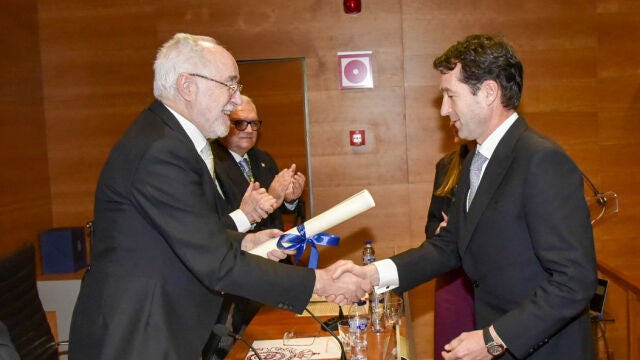 El presidente de Indra, Ángel Escribano, recogiendo el premio