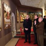 El consejero Gonzalo Santonja observa las tablas hispanoflamencas junto al obispo Fernando Varela; el presidente de la Fundación Iberdrola España, Jaime Alfonsín; la alcaldesa de la localidad, Jenifer Fernández; y Germán Delibes, patrono de la Fundación.