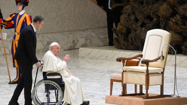 El Papa Francisco llega a la audiencia general semanal