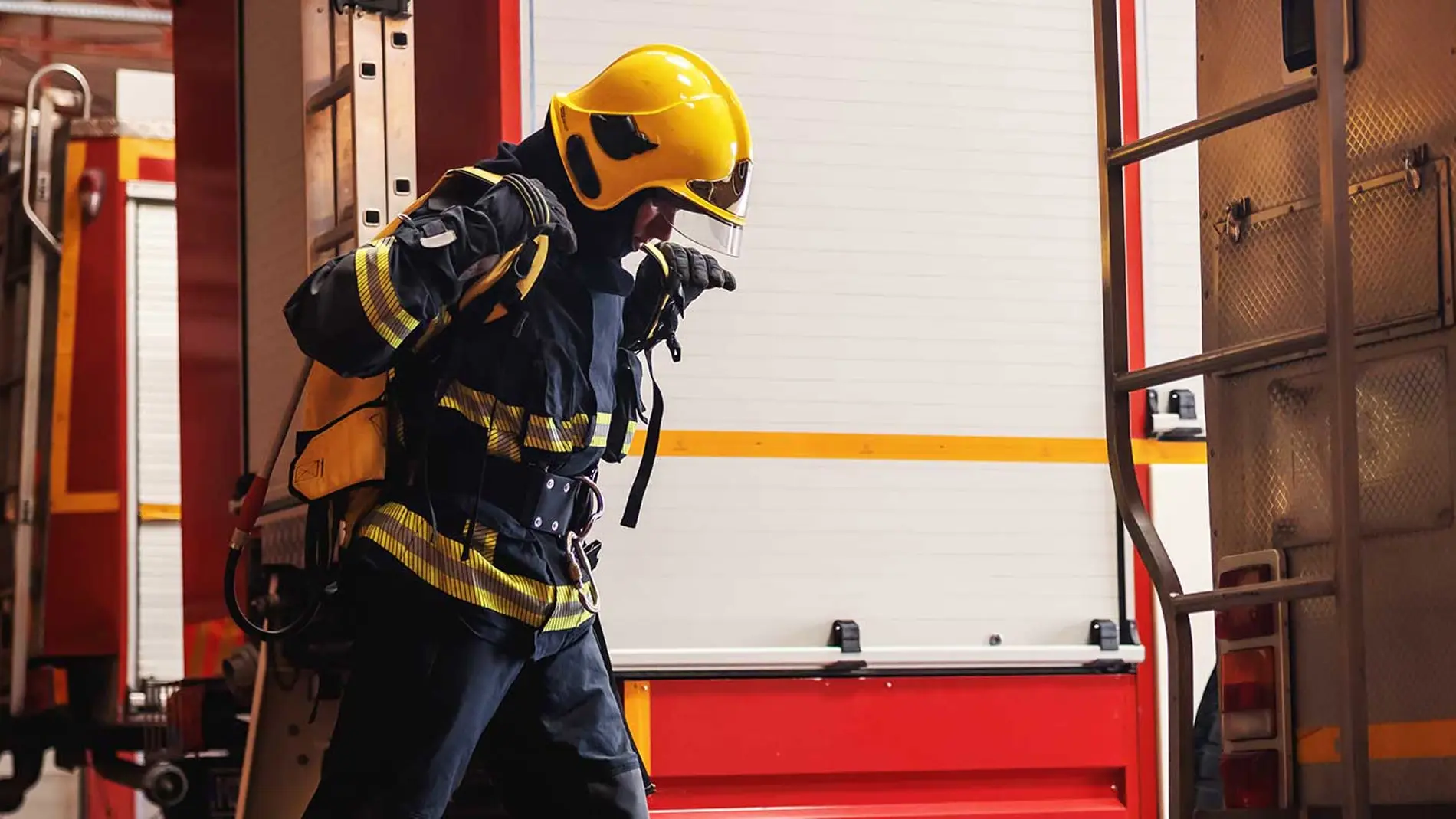 Bombero preparándose para actuar