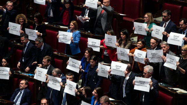 Diputados italianos sostienen en el Parlamento pancartas contra el Gobierno de Giorgia Meloni