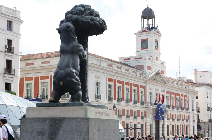 Imagen de la Real Casa de Correos con la estatua del oso y el madroño en primer término