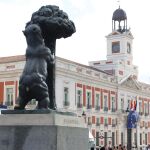 Imagen de la Real Casa de Correos con la estatua del oso y el madroño en primer término