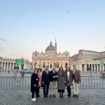 La concejal de Turismo de Peñafiel y diputada provincial , Yolanda Burgoa, junto a miembros de las cofradías como Javier Chicote, Marisol Herrero y Fernando García