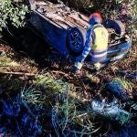 Herida una mujer tras salirse de la carretera en Asturias y quedar atrapada dentro de su coche