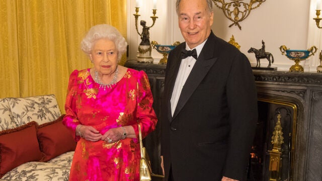 Aga Khan IV, junto a Isabel II