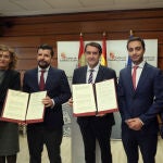 Suárez-Quiñones firma el acuerdo con el presidente del Colegio de Registradores de la Propiedad, Rafael Palencia, en presencia de María Pardo, entre otros