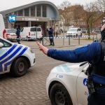 La policía belga busca sospechosos tras un tiroteo en las afueras de la estación de metro de Bruselas