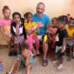 El presidente de la Fundación Juntos por una Sonrisa, José Manuel Fernández, con niños del comedor