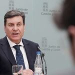 El portavoz de la Junta, Carlos Fernández Carriedo, responde a las preguntas de los periodistas