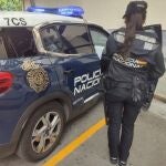 Una agente de la Policía Nacional