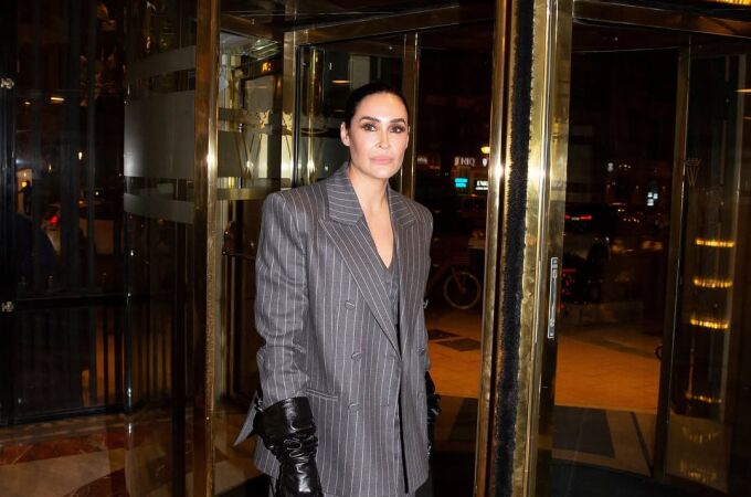 Vicky Martín Berrocal con look con traje.