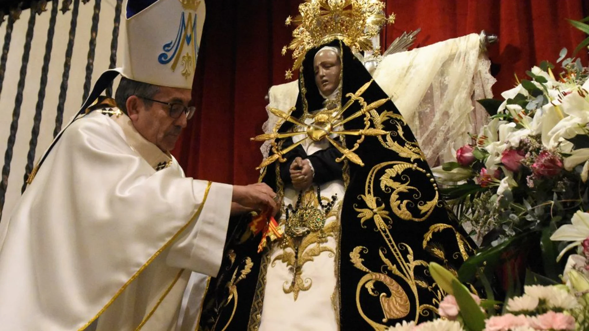 Monseñor Luis Argüello entrega la Medalla de Isabel La Católica a la Virgen de las Angustias de Arévalo