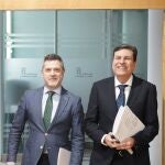 El portavoz Carlos Fernández Carriedo y el director de Comunicación de la Junta, Julio López, antes de explicar los acuerdos del Consejo de Gobierno