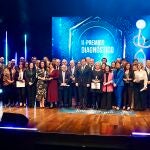 Foto de familia de Mañueco y los consejeros Suárez-Quiñones y Alejandro Vázquez con los premiados y Carlos Pollán