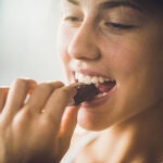 ¿Estornudas al comer chocolate? Esta es la razón según un nuevo estudio 